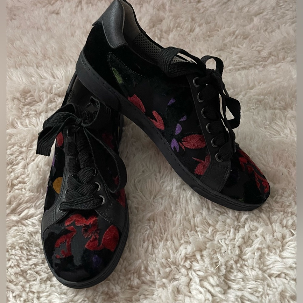 Luftpolster Velvet Floral Sneakers Size 5